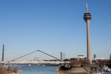Düsseldorf Rheinturm Blick vom Medienhafen