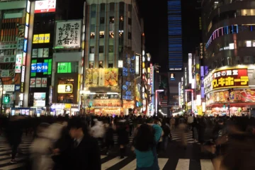 Tokio bei Nacht; viele Menschen; Straße; Leuchtreklame